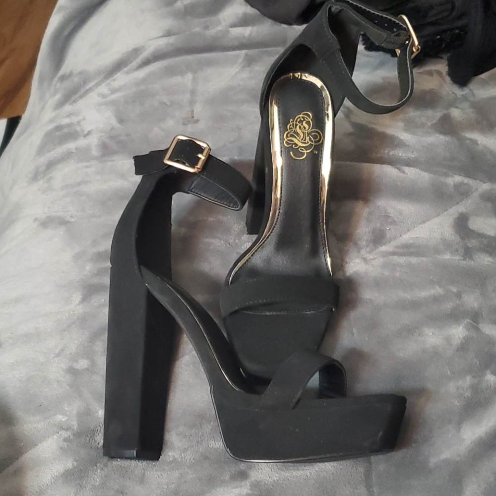 NWOB Dolls kill platform heels